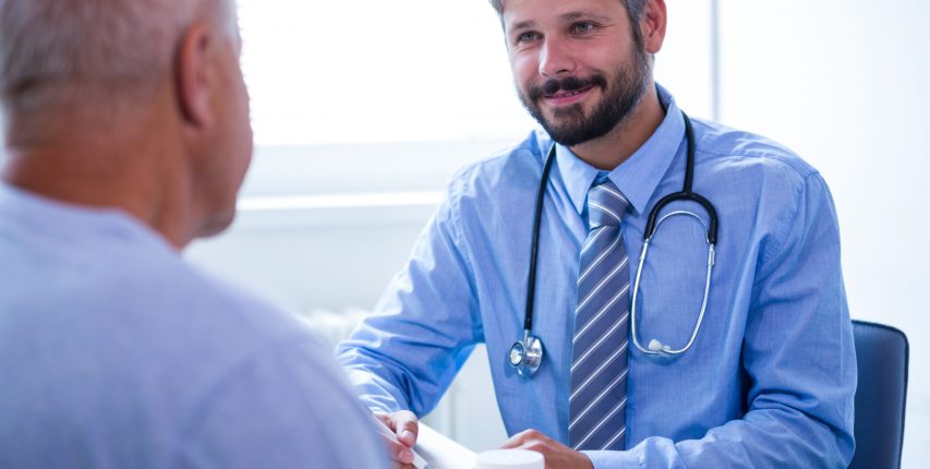 Patient consulting a doctor Médico especialista consultando con un paciente